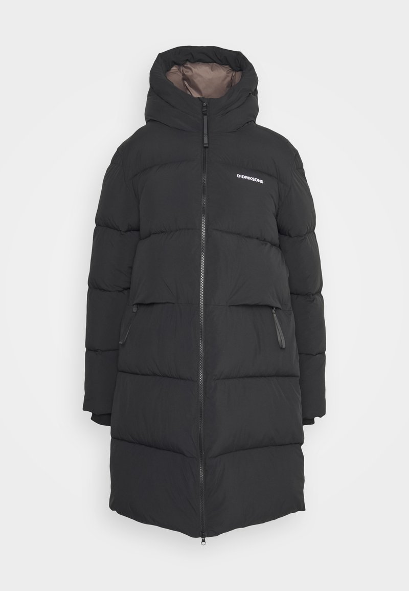 Puffiger schwarzer Wintermantel mit Kapuze, ausgestattet mit einem Frontreißverschluss, zwei Seitentaschen und einem Logo auf der Brust. Texturiertes, gestepptes Design.