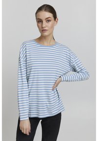 Hosszú ujjú csíkos felső világoskék és fehér színben, puha pamutból készült, kerek nyakkivágással és laza szabással.
