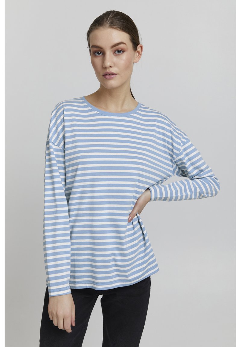 Hosszú ujjú csíkos felső világoskék és fehér színben, puha pamutból készült, kerek nyakkivágással és laza szabással.