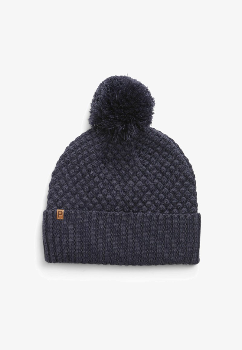 Berretto lavorato a maglia blu navy con un corpo testurizzato, fascia a coste e un soffice pom-pom in cima. Decorato con un piccolo etichetta marrone.