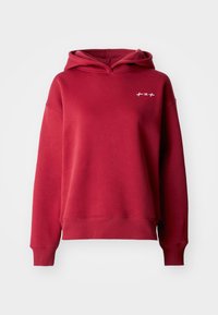 Roter Kapuzenpullover aus weichem Baumwollmix mit lockerer Passform, gerippten Bündchen und Saum sowie einem kleinen weißen Logo auf der Brust.