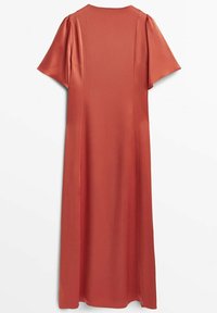 Robe maxi en satin orange rouille. Elle présente des manches courtes et un col rond classique. Texture lisse avec un design fluide.
