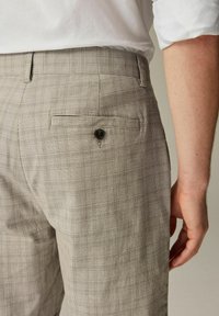Next CHECK - REGULAR FIT - Šortky - stone