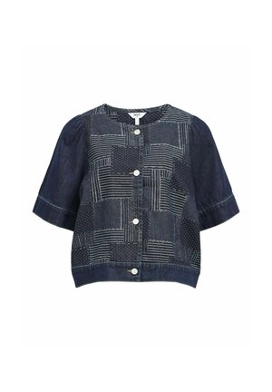 Veste en denim à manches courtes avec un design en patchwork dans des tons de bleu foncé, avec des coutures contrastées et des boutons ronds blancs.