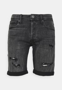 Shorts de mezclilla gris oscuro con parches desgastados, que presentan dobladillos enrollados y un diseño clásico de cinco bolsillos. Diseñados para un uso casual.
