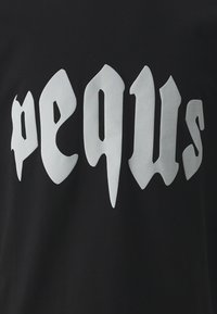 PEQUS MYTHIC LOGO UNISEX - Triko s potiskem - black/white