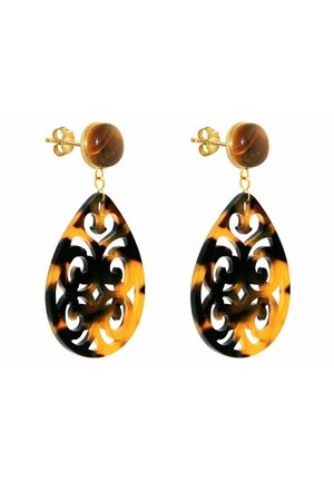 Boucles d'oreilles clous en or avec des dessus ronds marron et de grands pendentifs en forme de goutte d'eau en écaille de tortue, présentant des motifs tourbillonnants ajourés complexes.