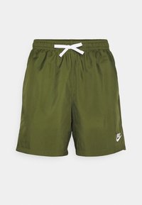 Olivgrön Nike badshorts med elastiskt midjeband, vit dragsko och en vit logotyp på nedre högra sidan.