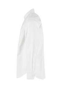 Chemise blanche à manches longues boutonnée, vue de profil, avec un col et une poche poitrine.