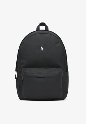Zaino in tessuto nero dalla forma arrotondata, con una tasca frontale con zip, due tasche laterali e un piccolo logo bianco sulla parte frontale.