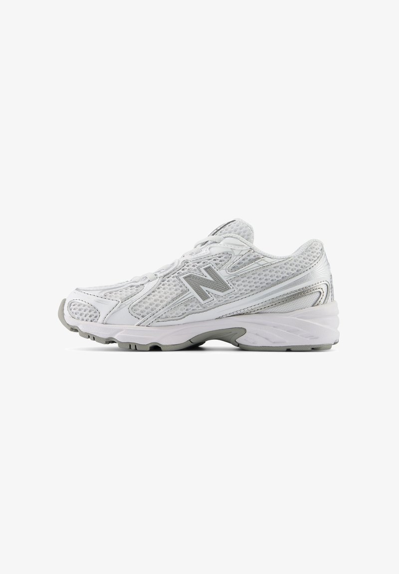 Weißer Sportschuh mit Obermaterial aus Mesh, silbernen Akzenten, gepolsterter Ferse und strukturiertem Profil; verfügt über ein Logo an der Seite und ein Schnürdesign.