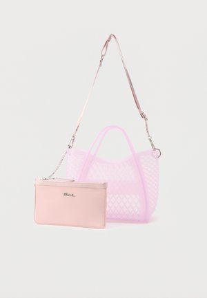 Gennemsigtig lyserød mulepose med diamantmønster, kombineret med en ensfarvet lyserød lynlås-pung, der er fastgjort med en lille kæde og en lang justerbar rem.