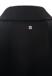 Cappotto in lana nera con colletto strutturato, texture liscia e un piccolo logo argentato vicino al collo sul retro.