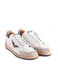 Sneakers in bianco e grigio in stile basket con texture in suede, dettagli perforati e accenti blu sul tallone. Suola in gomma.