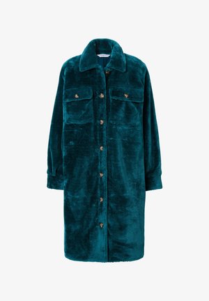 Cappotto in teal, in tessuto plush, con bottoni e due tasche sul petto e colletto a punta. Presenta una texture morbida e una vestibilità rilassata con maniche lunghe.