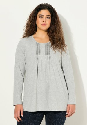 Lange mouwen lichtgrijze shirt met pintuck-details langs de halslijn, gepaard met een ontspannen pasvorm en zachte jersey stof.
