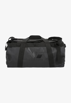 Sort duffel taske med robust stof, dobbelt topgreb og justerbare stropper. Har et stort logo og solide lynlåse til sikker lukning.