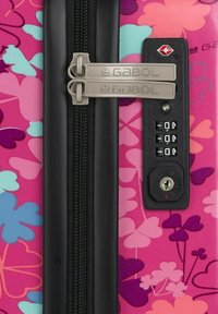 Valigia rigida con un design floreale rosa, cerniera nera, doppie serrature a combinazione e un piccolo foro per chiave per una maggiore sicurezza.