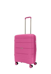 Valigia rigida rosa con scanalature orizzontali, manico retraibile e quattro ruote nere per la mobilità. Dotata di chiusura a zip.