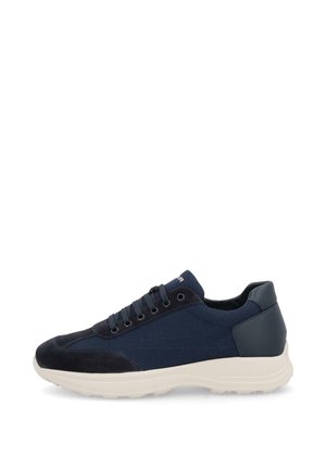 Zapatilla deportiva azul marino con cordones, tejido texturizado y paneles de ante, suela blanca acolchada y collarín de talón acolchado.