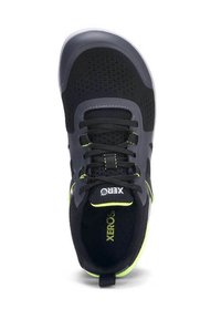 Svart och grå atletisk sko med neongula detaljer, mesh-ovandel, snören och Xero-märket på tungan och innersulan, sedd uppifrån.