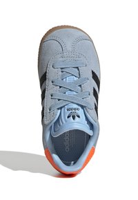 adidas Originals GAZELLE COMFORT CLOSURE ELASTIC LACES KIDS - Športni copati - clear sky/core black/solar orange