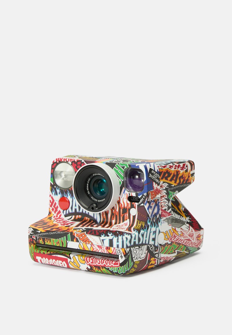 Appareil photo instantané avec un design de stickers colorés, doté d'un grand objectif, d'un petit viseur, de commandes à boutons et d'une forme de boîtier large.