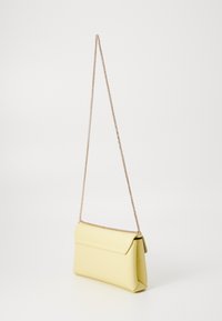 Borsa a spalla in pelle gialla con una texture liscia, chiusura a pattina e tracolla in catena color oro. Forma rettangolare con design minimale.