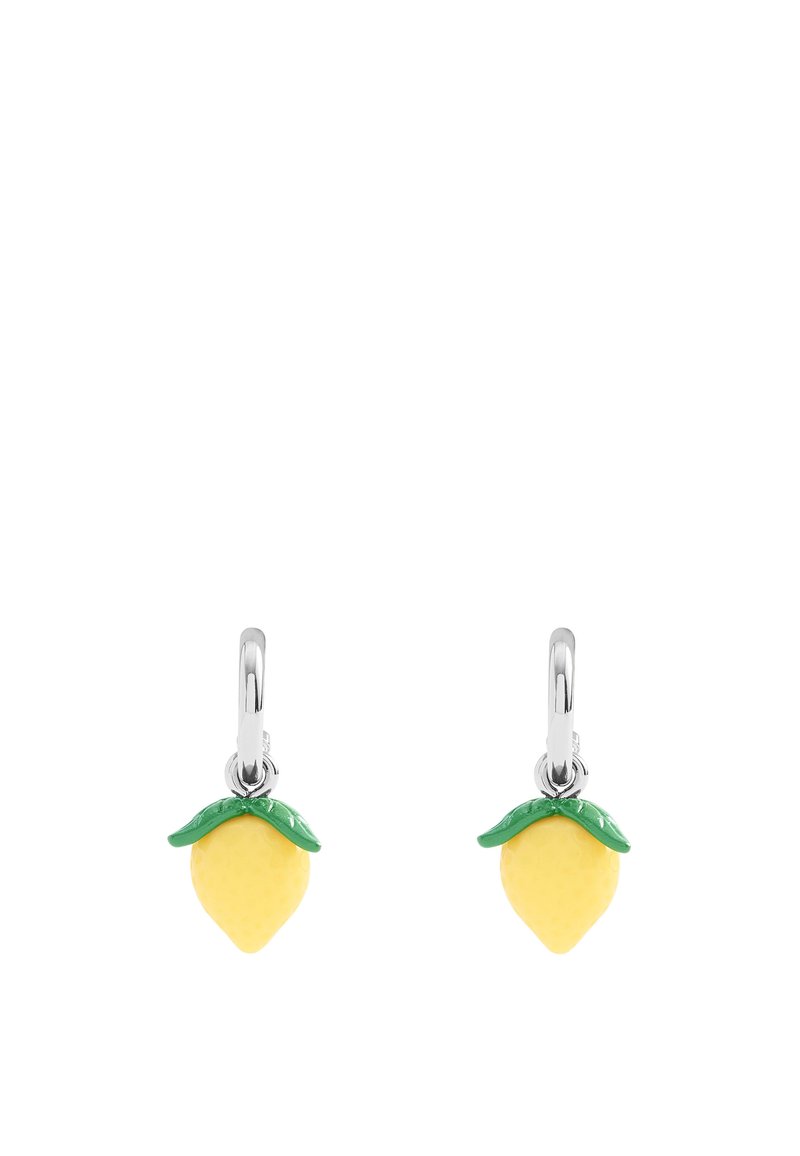 Boucles d'oreilles en forme de citron jaune avec des accents de feuilles vertes, fabriquées en émail et fixées sur une quincaillerie en argent pour un design ludique.