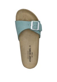 Sandalo in pelle azzurro chiaro con una sola fascia e fibbia argentata. La soletta è realizzata in un materiale marrone teksturizzato, con dettagli di branding.