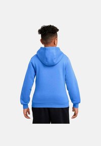 Sudadera azul con capucha y bolsillo tipo canguro, de puños y dobladillo acanalados. Textura de tejido suave; cuenta con una capucha redondeada y un corte relajado.