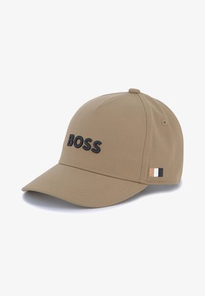 Cappellino da baseball khaki con logo ricamato nero "BOSS". Presenta una superficie testurizzata e un piccolo tag con accento tri-colorato sul lato.