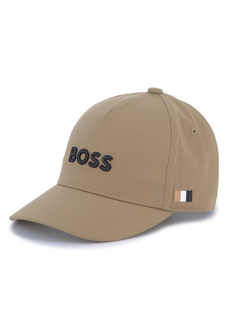Kaki baseballkeps med svart broderad "BOSS"-logotyp. Har en texturerad yta och en liten tri-färgad accentetikett på sidan.