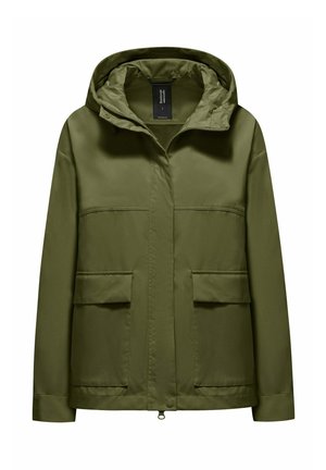 Oliwkowa zielona kurtka z kapturem, z zamkiem błyskawicznym i zatrzaskiem z przodu, dwoma dużymi przednimi kieszeniami z patkami oraz długimi rękawami, prezentowana na białym tle.