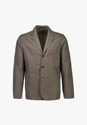 Męska taupe casualowa marynarka z wykładanymi klapami, zapinana na trzy guziki, z dwoma dużymi naszywanymi kieszeniami z przodu, prezentowana na białym tle.