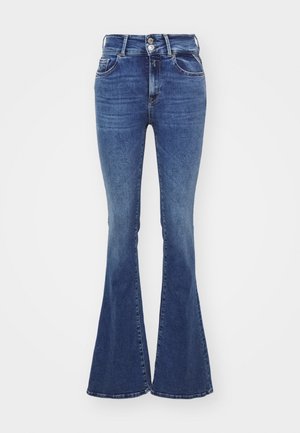 Jean flare en denim bleu foncé avec taille haute, deux poches avant et un léger effet délavé le long des jambes.