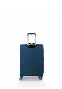 Maleta de tejido azul marino con un diseño rectangular, asa extensible negra y cuatro ruedas azules para movilidad. Textura lisa y mate.