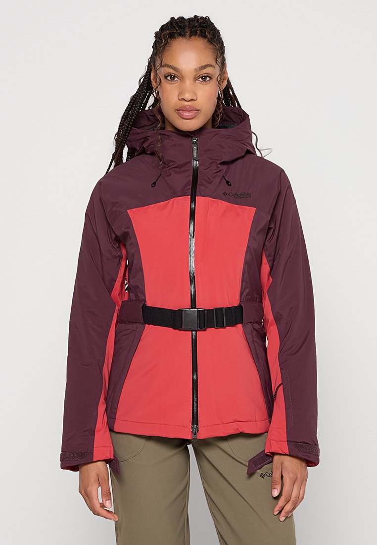 Wasserfeste Jacke mit einem rot-dunkelvioletten Farbschema. Verfügt über einen Reißverschluss, einen verstellbaren Gürtel, eine Kapuze und elastische Bündchen.