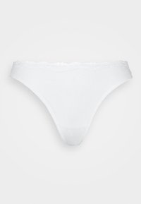 Witte string met een kantafwerking langs de tailleband. Glad stofoppervlak, ontwerp met minimale bedekking en zonder extra patronen of accenten.