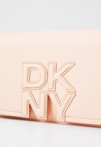 DKNY NICOLE WALLET ON A STRING - Portafoglio - pale peach/lt taupe