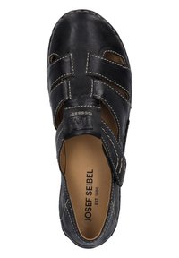 Czarne skórzane sandały z wycięciami, regulowanym paskiem, beżowym wnętrzem i białymi przeszyciami. Logo marki widoczne w środku.