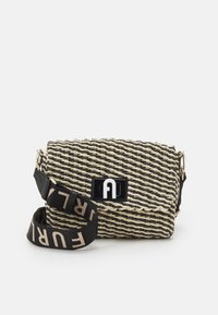 Vävd svart och beige axelväska med en texturerad yta, guldfärgade detaljer och ett mönstrat tygband med varumärkeslogotyp.