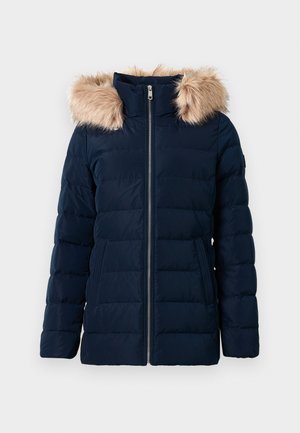 Chaqueta acolchada azul marino con cierre de cremallera en el frente, que cuenta con un borde de capucha de piel sintética desmontable, puños elásticos y dos bolsillos laterales.