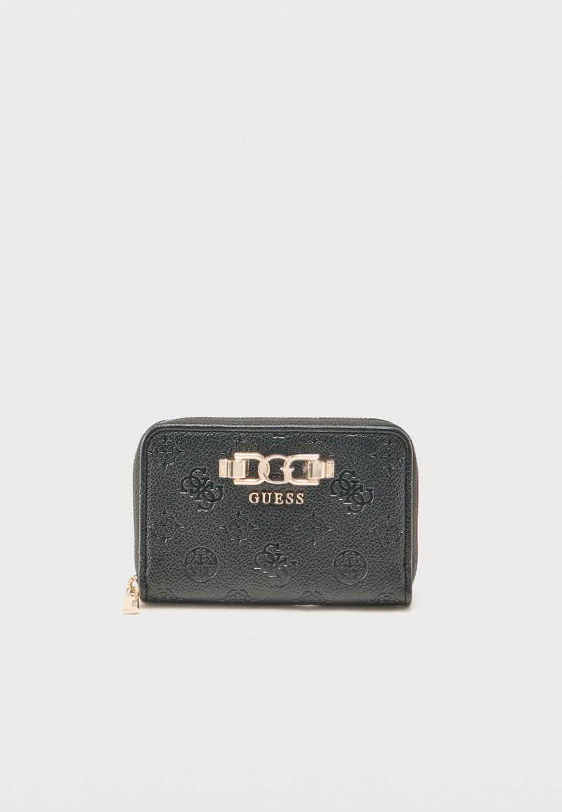 Μαύρο πορτοφόλι με υφή, με ανάγλυφα λογότυπα Guess, χρυσό μεταλλικό λογότυπο "DG" και φερμουάρ, σε απλό φόντο.