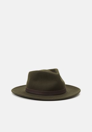 Donkergroene vilten fedora hoed met een brede rand en een dunne bruine leren band rond de basis van de kroon op een effen achtergrond.