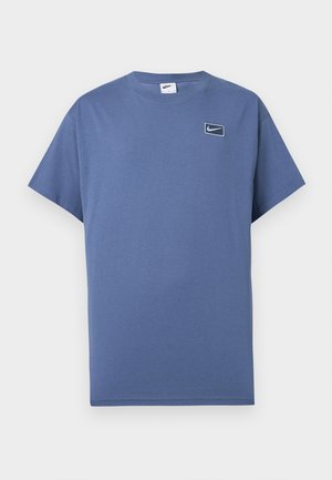 Kék rövid ujjú, kerek nyakú póló kis Nike logóval, amely egy lekerekített négyzetben található a bal mellrészen.