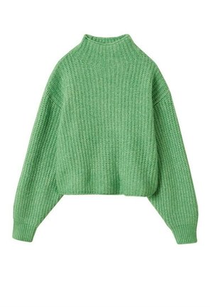 Grøn chunky strikket trøje med en mock-neck og lange ballonærmer, lagt fladt på en hvid baggrund.