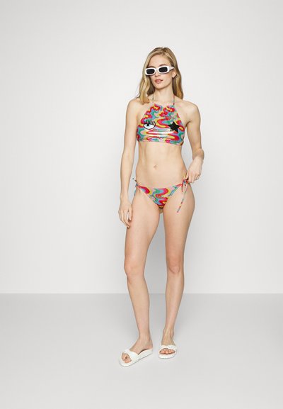 Costume da bagno due pezzi colorato realizzato in materiale lucido; top a halterneck con motivi astratti in rosso, verde e blu; parte inferiore con lacci regolabili ai lati.