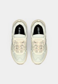 Baltos ir pilkos spalvos sportiniai bateliai su tekstūruotu viršumi, apvalia nosimi ir rožiniais akcentais. Turi raištelių užsegimą ir juodą logotipą vidpadžio viduje.