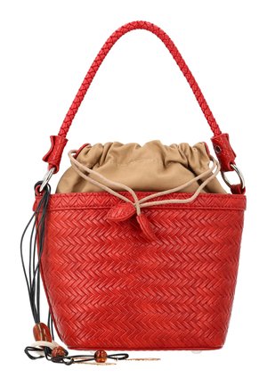 Rode gevlochten bucket bag met gevlochten handvat, beige stoffen trekkoordsluiting en zwarte decoratieve kwastjes met kralen.